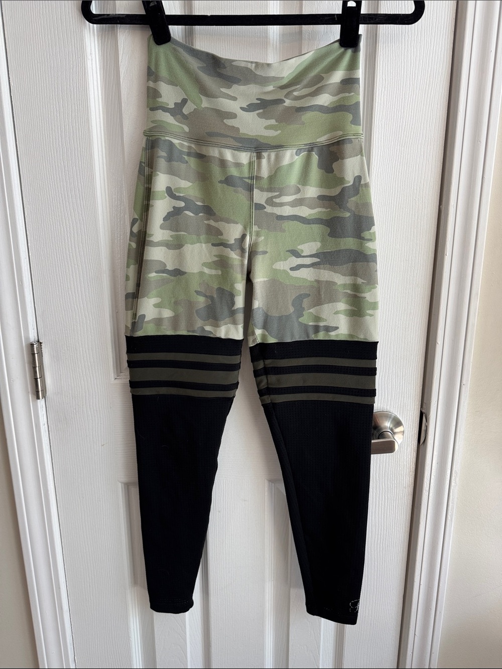 BOMBSHELL SPORTSWEAR Camo High Rise Leggings with Stripes Size Medium